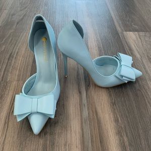 Brand new shoes. Size 7. Heel: 4 inches. Baby blue color. Very cute!